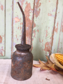 Oude metalen oliepot