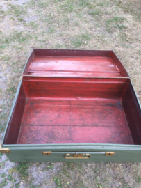 Oude grote metalen kist