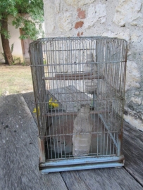 Franse brocante blauwe metalen vogelkooi