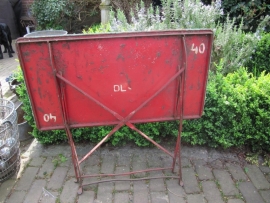 Heel oud Frans volledig metalen tafeltje
