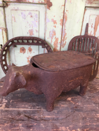 Brocante cast iron barbeque cow