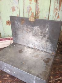 Oude metalen kist/geldlade