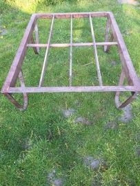 Oude industriële metalen pallet voor salontafel