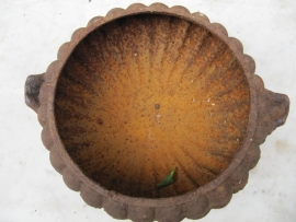 Brocante Frans gietijzeren plantenbakje op pootjes