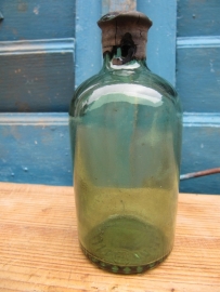 Klein oud rond groen flesje.