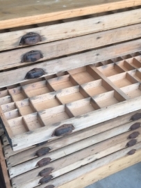 Oude houten (letter) ladenkast