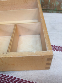 Vintage houten bakje met vakverdeling