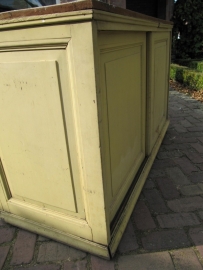 Brocante toonbankkast met schuifdeuren