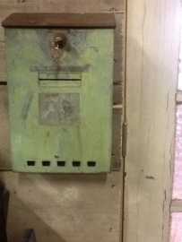 Oude groene metalen brievenbus