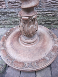 Brocante planten- of bijzettafeltje met mooi houtsnijwerk