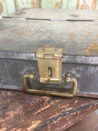 Oude metalen kist/geldlade
