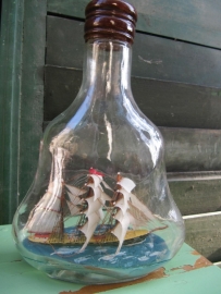 Oud scheepje in fles