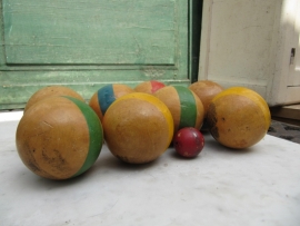 Brocante wooden bowls game.