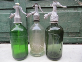 Oude blank glazen spuitfles van 0,5 liter met inscriptie