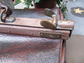 Oude brocante Franse grote lederen dokterstas