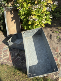 Oude zinken bak
