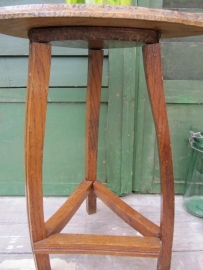 Brocante oud bijzettafeltje driehoekig