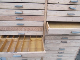 Oude houten ladenkast