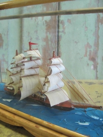 Scheepje in bamboe vitrine