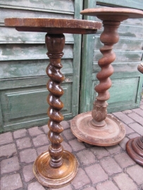 Brocante planten- of bijzettafeltje met mooi houtsnijwerk