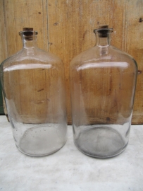 Oude brocante helder glazen fles van circa 10 liter