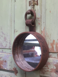 Oude spiegel in ijzeren frame