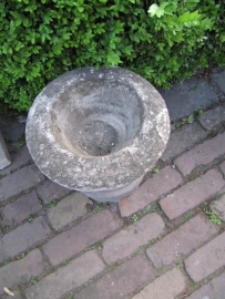 Mooie oude stenen tuinvaas of bloempot