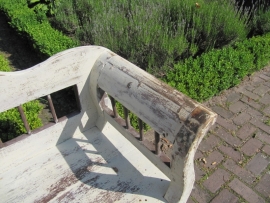 Antieke witte Hongaarse bank