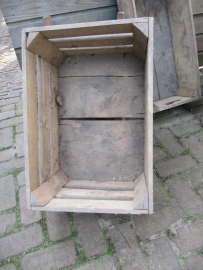 Oude houten veilingkist met opschrift.