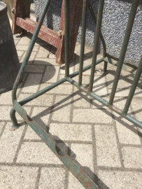 Oud metalen fietsenrek