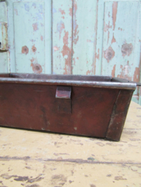 Oude metalen bak