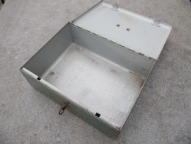 Oude metalen geldkist