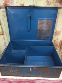 Oude metalen kist met vakken