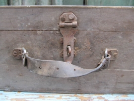 Oude houten kist met handvat
