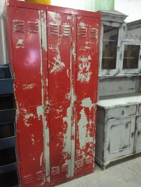Oude lockerkast 3 deurs Rood