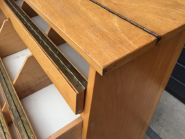Vintage houten kast op wielen
