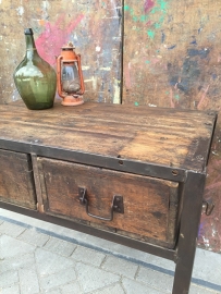 Oude industriële werkbank/tafel