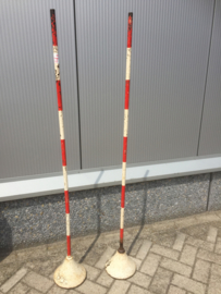 Oude metalen markeringspaal