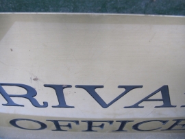 Brocante koperen plaat met letters in reliëf
