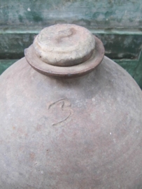 Antieke aardewerk oliekruik met schroefdop