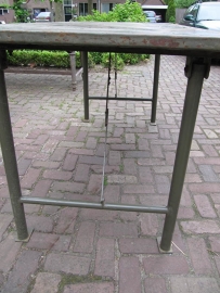Oude metalen inklapbare tafel