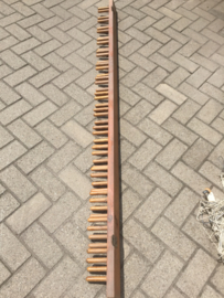 Oud houten rek met 19 kegels