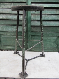 Hoge metalen oude fabrieks kruk met houten zitting