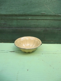 Very small enamel puddingvormpje from the children's kitchen