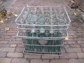 Verzinkte krat met glazen yoghurtpotjes