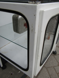 Oude metalen vitrine / apothekers kast