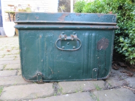 Oude lange metalen groene kist