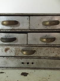 Klein antiek metalen industrieël  kastje