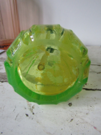 Antieke lichtgroene spuitfles