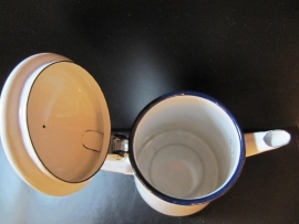 Emaille wit koffiepotje met blauw randje